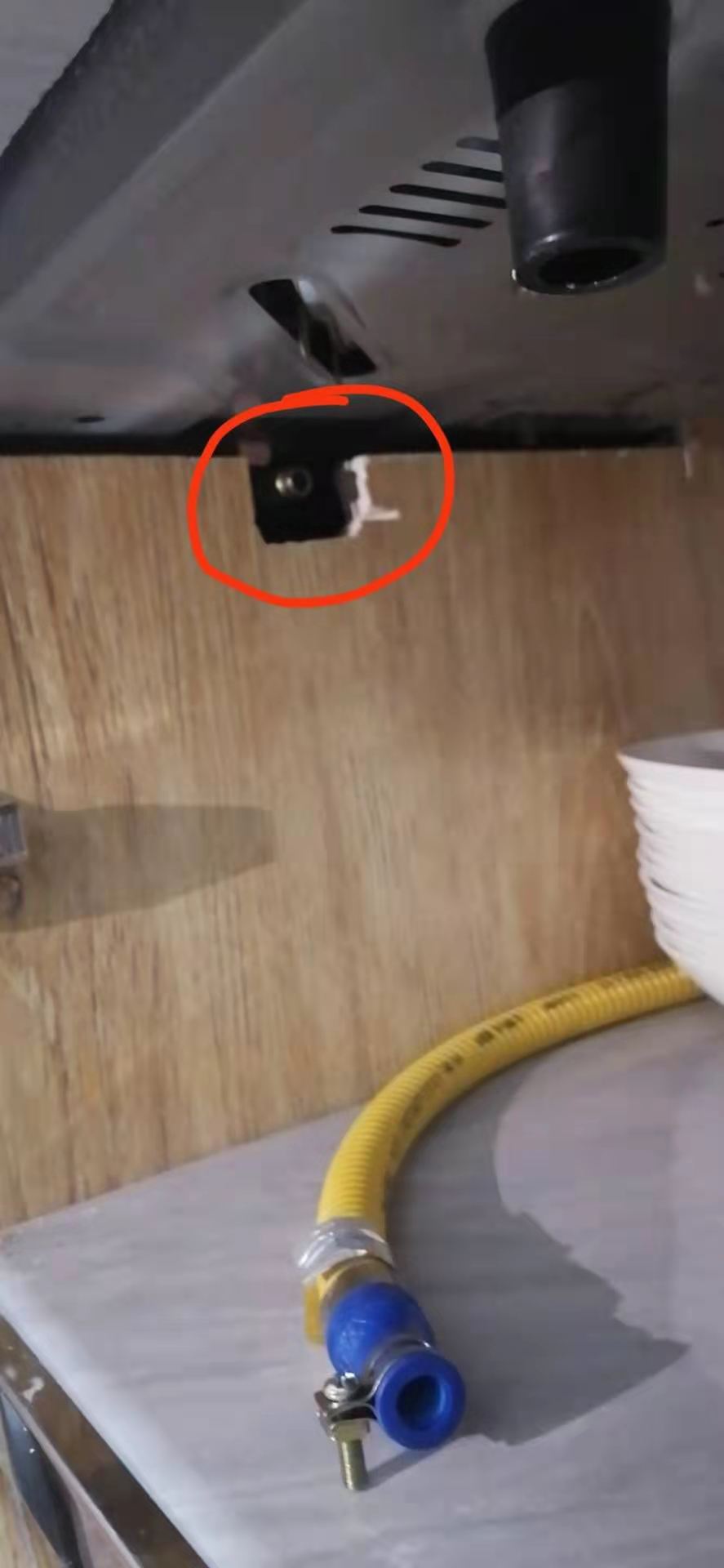 危險！櫥櫃雜(za)物太多導緻(zhì)金屬軟管擠(jǐ)壓脫落，自閉(bì)閥救了一命(mìng)！